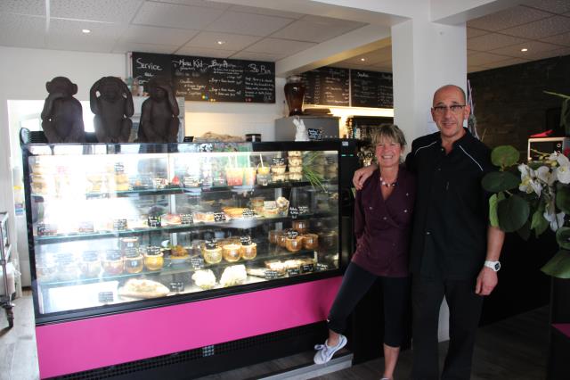 Le chef Jean-François Faveira et son épouse Sylvie préparent des plats en bocaux, aux saveurs du monde.