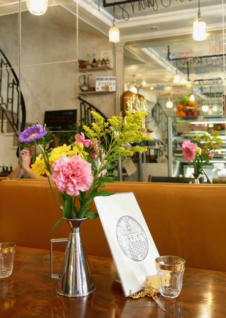 Les bouquets sur les tables d'Ibrik, Paris IXe