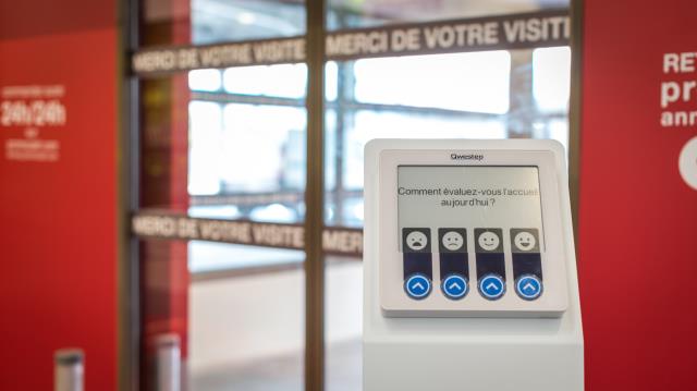 Les clients disposent de bornes interactives pour donner en temps réel la perception qu'ils ont de ce Promocash digitalisé.