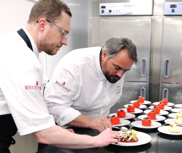 Eric Barnerias et David Le Quellec dans les cuisines du Moulin Rouge, Paris XVIII