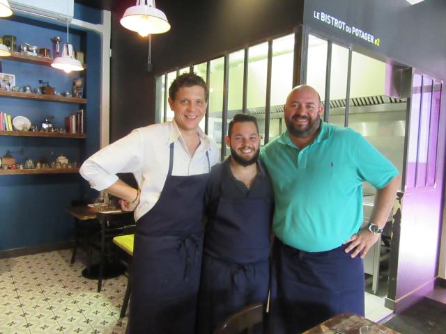 De gauche à droite : Les chefs Florian Remont et Pierre-Michaël Martin aux côtés de Franck Delhoum  dans le Bistrot du Potager du 6e arrondissement.