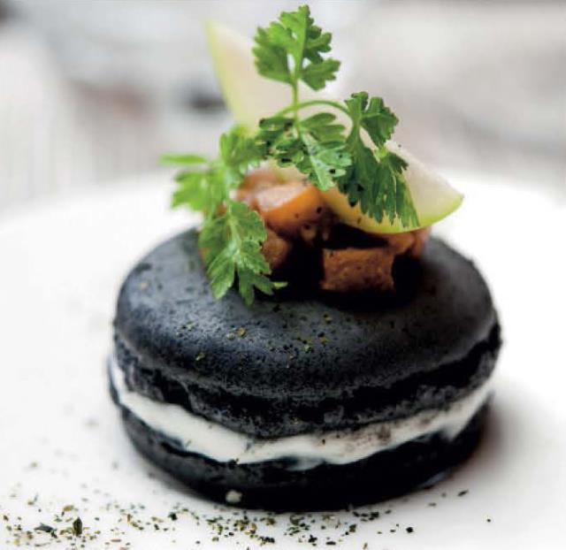 Le macaron 'charbon de bois' crémeux de sainte-maure de Touraine, pommes caramélisées et réglisse de Mohamed Cheikh.