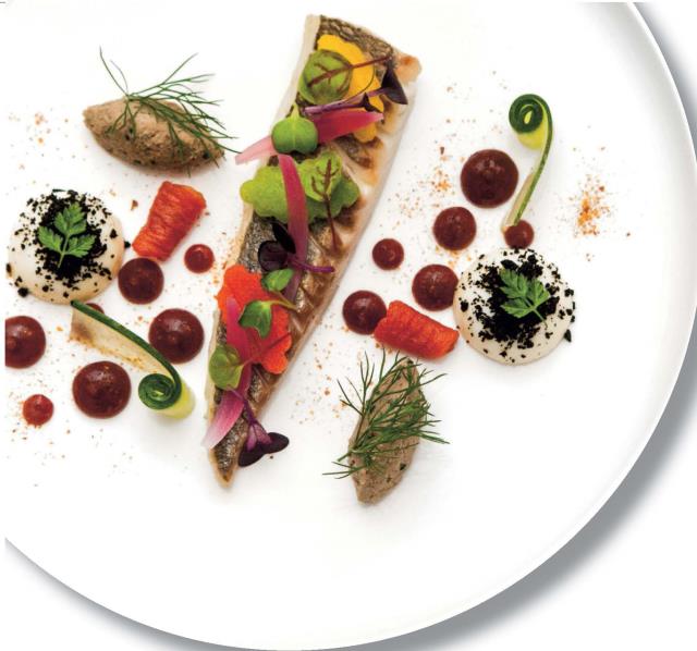 Daurade Royale, légumes d'été, ketchup tomate, rillettes de sardines millésimées et panna cotta de burrata par Mohamed Cheikh.