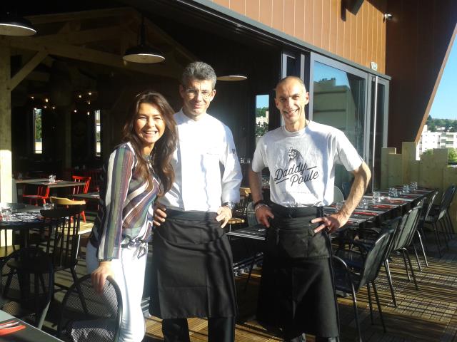 Philippe Gauvreau (au centre) avec sa femme Valérie et son frère Hervé Gauvreau sur le rooftop