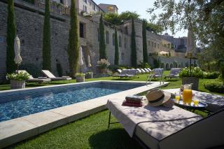 Dans le prolongement de la piscine de nage, le spa a été étendu sous les arches qui rappellent...