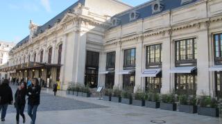 Gare Saint-Jean : la terrasse de 100 couverts du Grand Comptoir ( à droite) trait d'union avec les...