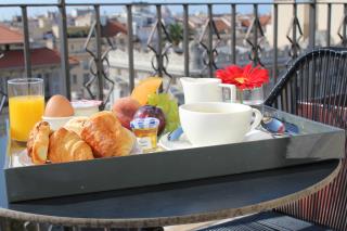 Le petit-déjeuner en chambre, première étape avant un room service complet