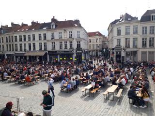 Place de la Treille dimanche après-midi : les tables sont toujours pleines.