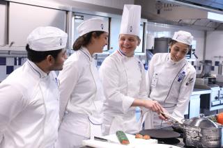 Eric Briffard, chef exécutif du Cordon Bleu Paris, en pleine démonstration.