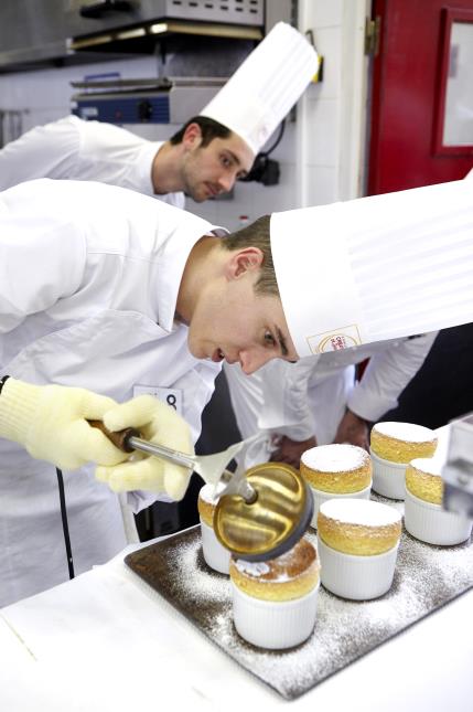 Matthieu Derible très concentré sur ses soufflés.