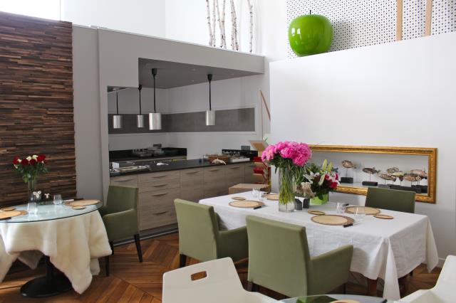 Le « loft culinaire » compte 20 couverts autour d'une cuisine ouverte « comme à la masion ».