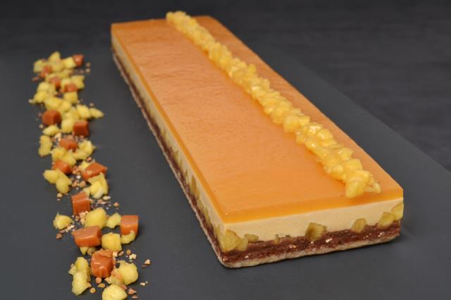 L'entremets Pomme 'Pomme – Caramel au sel de Guérande' : un entremets alliant une compotée de dés de pommes à un crémeux caramel et une mousse caramel, un biscuit moelleux aux amandes et un croustillant à la nougatine.