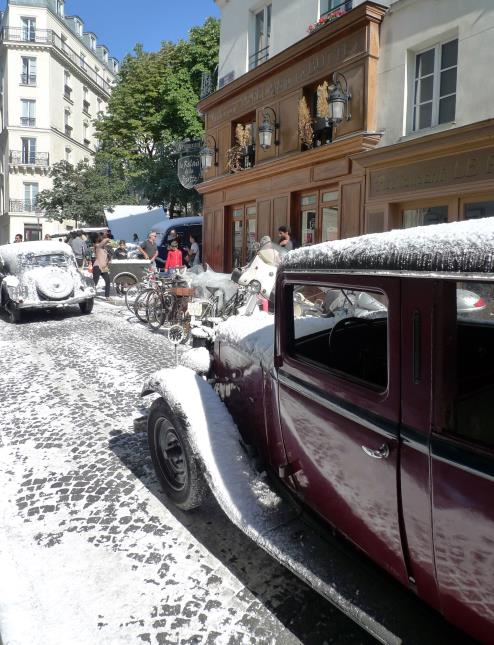 La façade est du Relais de la Butte est plongée dans une autre époque