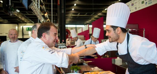 Martin Berasategui, le chef espagnol 3 étoiles, salue le vainqueur.