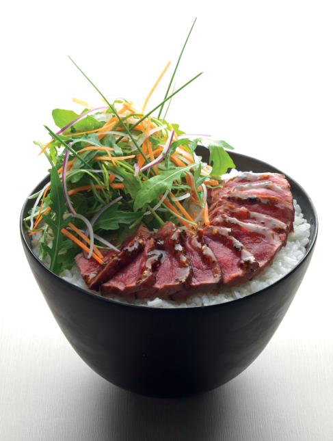 Donburi au boeuf : boeuf, riz, roquette, carotte, navet blanc, ciboulette, oignon rouge, sauce donburi.