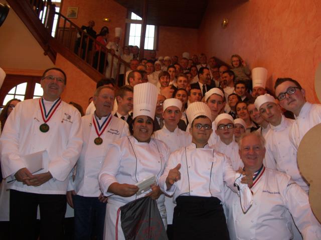 Rachid Saihi, aux côtés de son accompagnante Kadijha Sebbah et de Jean-François Girardin, vice-président de l'Académie Nationale de Cuisine.