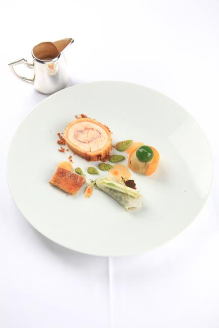 Poularde de Bresse et homard bleu, cuissons confite, royale de topinambours et trompettes acidulées, fraîcheurs de céleri, sauce ivoire.