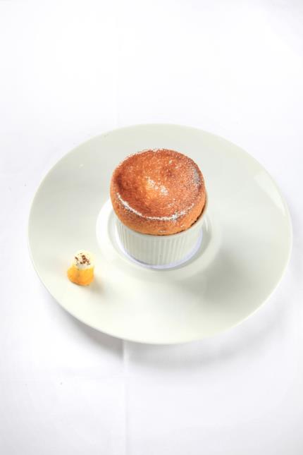 soufflé chaud mascarpone au parfum de citron vert avec insert au café, bouchée glacée limoncello pamplemousse et poivre timut.