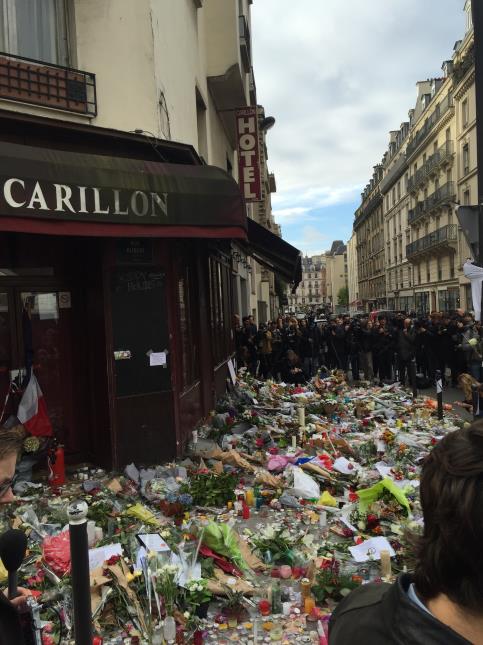 Devant Le Carillon, rue Bichat.