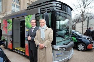 Benoît Feytit, directeur général de Métro Cash and Carry France et Vincent Bolloré devant le...