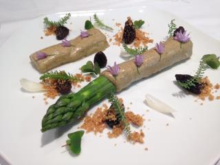 Grosse asperge de Sylvain Erhardt, laquée à la crème de morilles, oignons nouveaux marinés, huile...