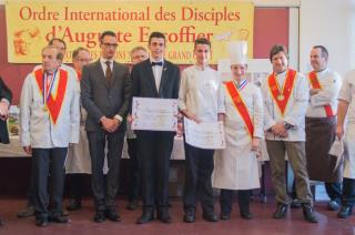 Remise des prix au binôme gagnant de l'édition 2015