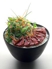 Donburi au boeuf : boeuf, riz, roquette, carotte, navet blanc, ciboulette, oignon rouge, sauce...