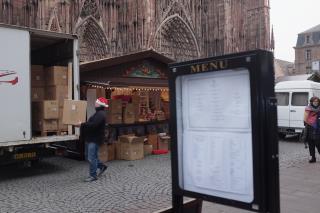 Les forains s'activent pour installer leurs chalets pour le lancement du marché de Noël vendredi.