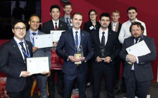 Les deux vainqueurs au centre (Edmond Gasser et Gabriel Angermaier) avec leur trophée entourée par...