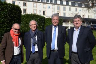 Devant L'Hotel Kermoor: Dominique Wolton, Hervé Bécam, Hubert Jan et Thierry Grégoire