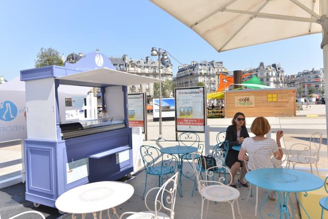 It Milk en terrasse sur le parvis de la Gare de Lyon.