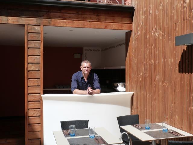 L'Atelier 65 dans  le quartier Saint Cyprien à Toulouse, Dominique Viellard en terrasse