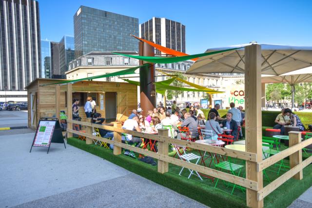 Le « Café sur l'herbe », situé sur le parvis de la gare de Lyon par SSP France, offre aussi bien un coin pour pique-niquer qu'un espace avec une offre de restauration.