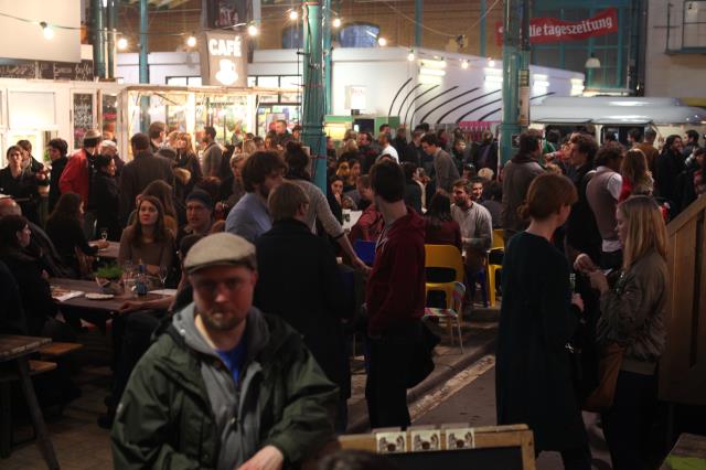 Les foodies ont désormais un rendez-vous incontournable tous les jeudis soir de 17 à 22 heures dans un marché couvert du quartier branché de Kreuzberg.