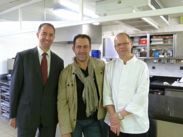 Dans les cuisines du Club Airbus à Blagnac, restaurant VIP  d'Airbus . Michel Sarran entouré du directeur Arnaud Tachi et du Chef Thierry Lambert