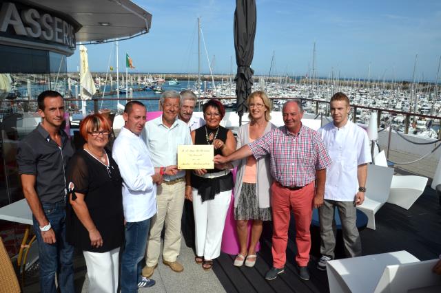 Su la terrasse du restaurant 'la passerelle' surr l'esplanade du nouveau port Le couple Bertheriaux avec la plaque de Maître Restaurateurs entourés de leur équipe, du maire de Saint-Quay Portrieux, Dominique Blanc, de Michel Hellio président de l'UMIH 22 