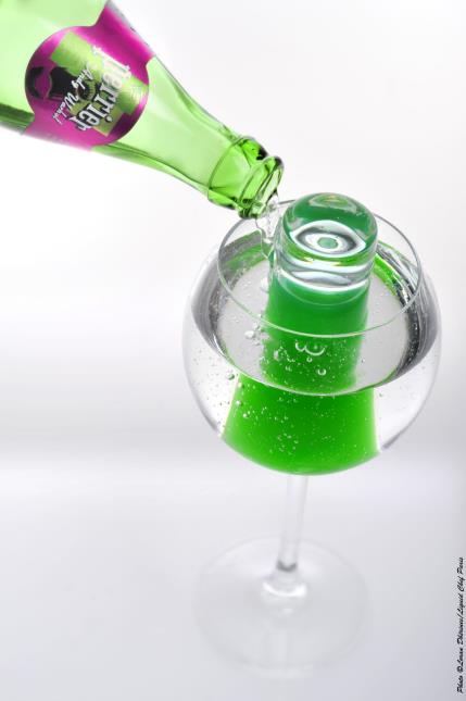 Etape 4 : Verser le Perrier bien frais dans le verre à vin ballon. Pour boire le cocktail, le client devrai soulever le verre Tubo jusqu'à l'instant Pop où le cocktail se mélange…