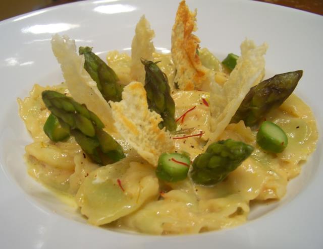 Raviole de Royans, aux asperges vertes et crème safranée.