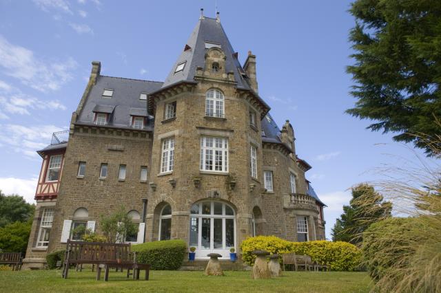 Le Château de Richeux à Cancale, niche le restaurant Le Coquillage, dominant la Baie du Mont Saint Michel.