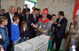 La pose officielle de la première pierre en présence du sénateur maire François Rebsamen (à gauche)...