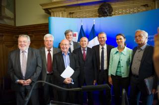 De gauche à droite : Raymond Charresson, Maire de Rungis, Christian Hervy, Maire de Chevilly-Larue,...