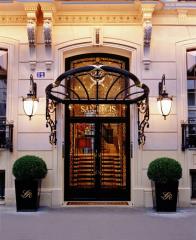 L'élégante façade de l'hôtel cossu des Champs-Elysées plonge d'emblée le client dans l'atmosphère...