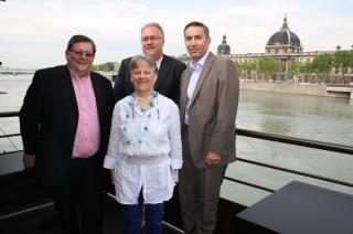 Jean-Louis Jourdain, Laurent Duc, Laurent Jaume et Alix Reverchon devant l'Hôtel Dieu.  L'ancien...