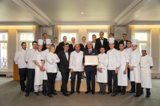 Jean-Jacques Chauveau pose avec toute son équipe de restaurant, ainsi que Frédéric Anton,...