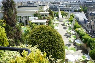 Située au dernier étage de l'hôtel, la terrasse du Raphaël surplombe Paris avec sa vue à 360°C.