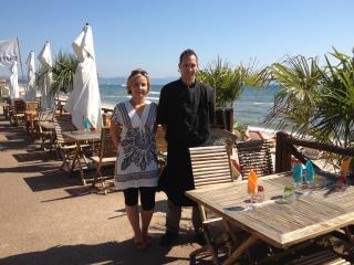 Céline Scamps, serveuse, et Ludovic Vautrin, chef de cuisine au restaurant Les pieds dans l'eau à...