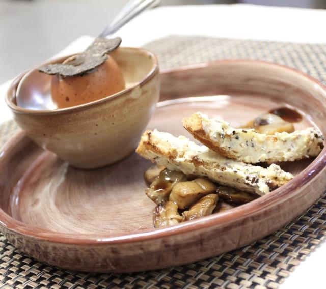 L'oeuf truffé de Fanette Aimé, La Table de Fanette à Fox-Amphoux. Une entrée simple d'un menu tout truffe en 7 services qui séduit.