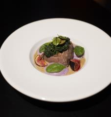 Le Filet d'agneau à la crème de cèpes de Jean-Baptiste Adam et Anaïs Villanueva est sorti vainqueur...