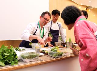 Le chef étoilé Pascal Barbot en pleine démonstration culinaire, lors de la conférence Food &...