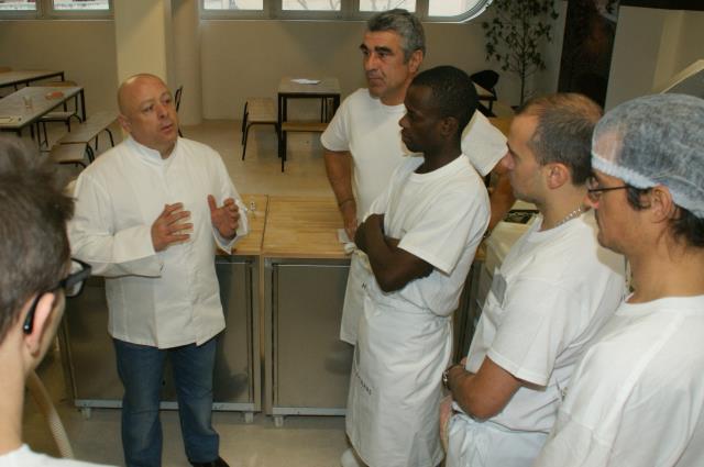 Si des formateurs sont embauchés à temps plein pour former les candidats au CQP à Cuisine Mode d'Emploi(s), le chef Thierry Marx tient à être présent et suivre toutes les sessions.